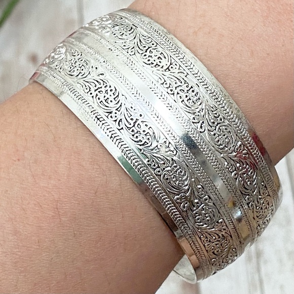 Unsigned Silver-tone Ornate 1.25” Open Bangle Stackable Bracelet - Picture 2 of 9
